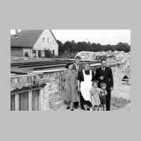 021-1021 Heinrich und Irma Krinke nach der Flucht in ihrer neuen Heimat bei Soltau.jpg